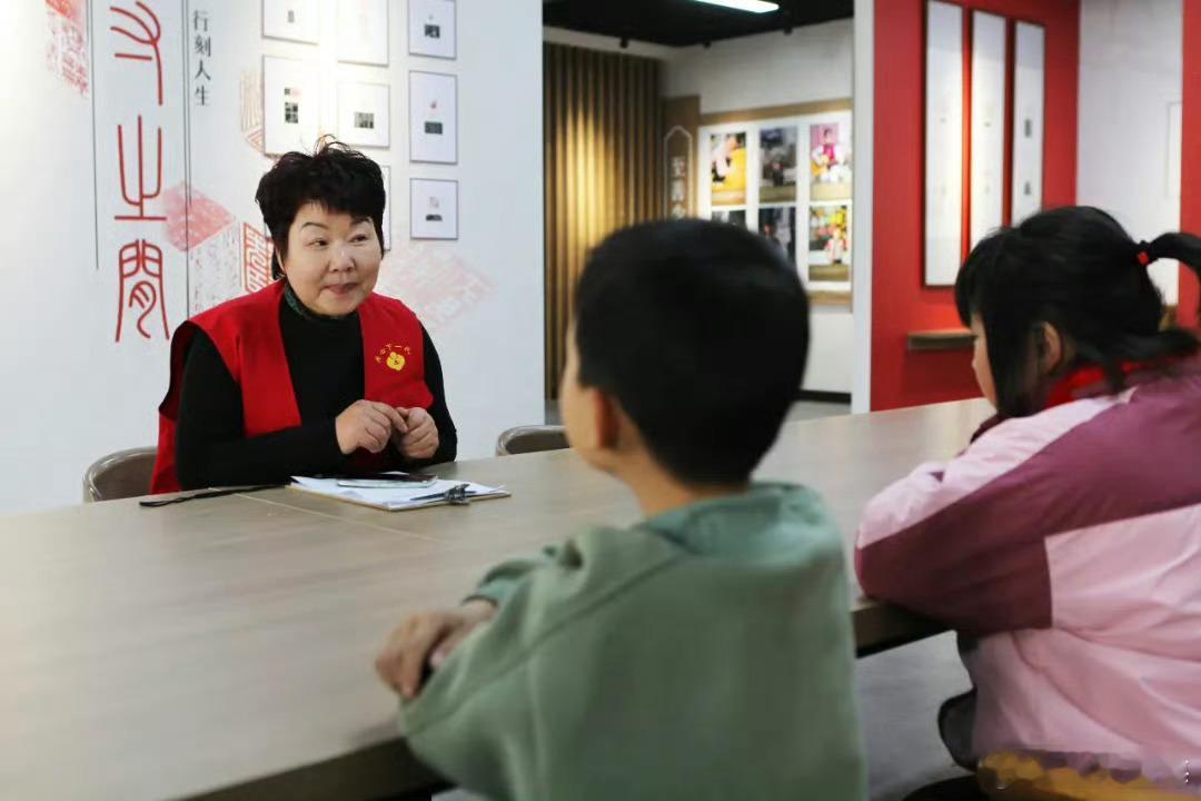 宁波爱心妈妈把陪伴揉进日常 宁波北仑122位“爱心妈妈”，十余年间跨越山海，扎根