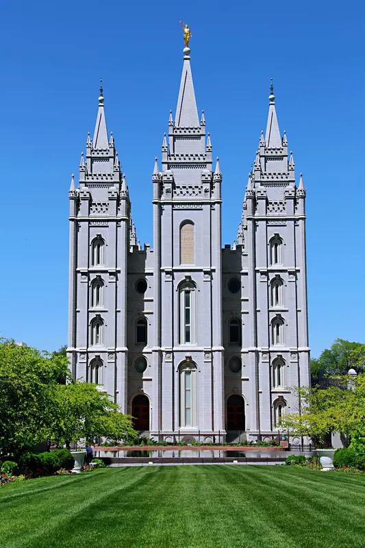 美国各州首府通常都是一些名不见经传的小城，有点名气的大城市，通常都不是首府。比如