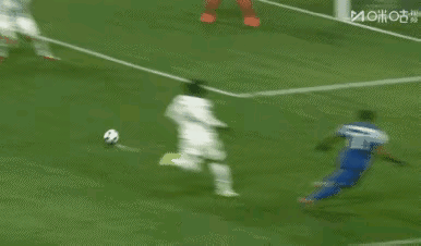 大家看一下这个球，有没有手球，该不该判罚点球！