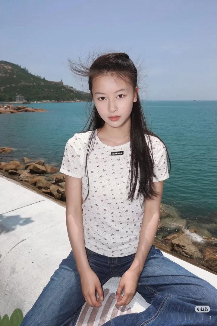 miumiu让七七穿的这么村？原因是什么 