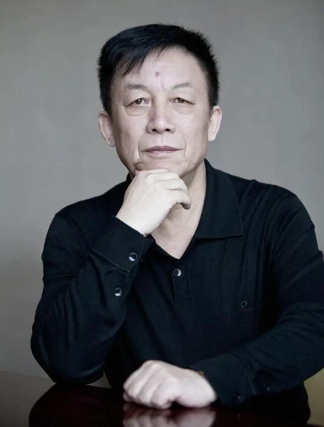 一名女学生在上课时突然大喊：“易老师，我想嫁给你。”易中天当即回复了一句：“你漏