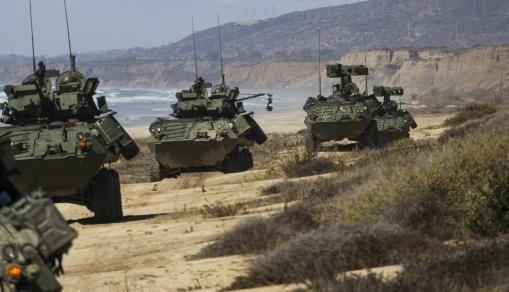 美军第一波2000海军陆战队发动突击，第二波，美军第82空降师3000人发动突击