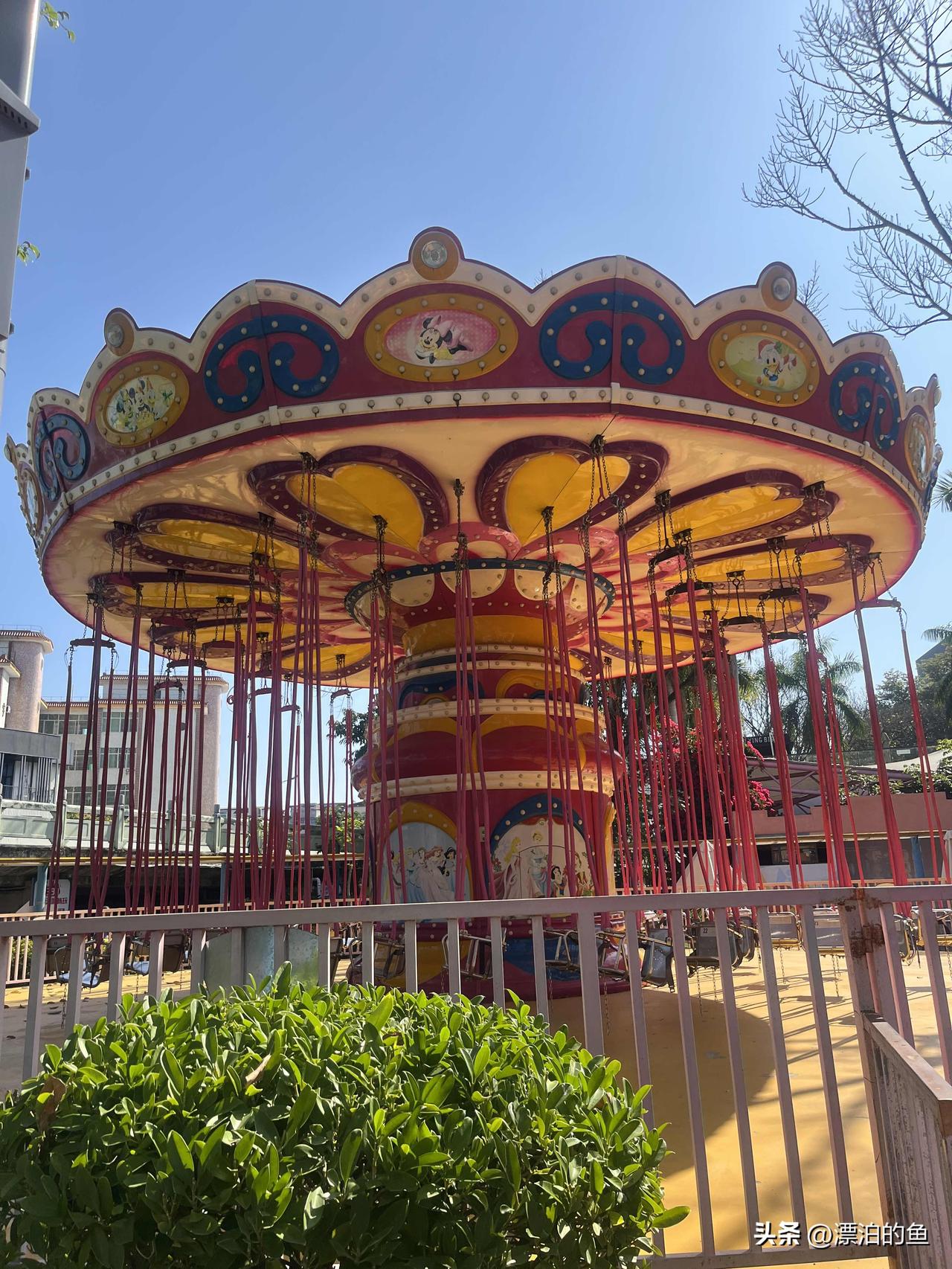 带娃逛游乐场，快乐真的好简单✨
今天带娃来游乐场，一眼就盯上这个旋转飞椅了！
红