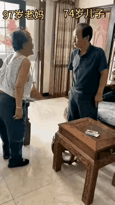 这么老的老娘打，一点没有办法，只有多哄老娘开心，以兔挨棍子。
你若逃跑，万一老娘