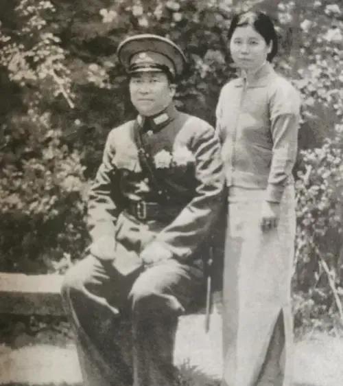 1947年，特务们将杨虎城的夫人谢葆真牢牢捆住，脱下她的裤子后，用针头扎进她的大