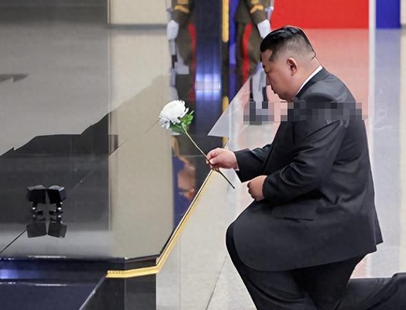 朝鲜工兵回国，朝鲜举行了盛大的迎接仪式。

金正恩不仅热情拥抱了战士及遗属，还单