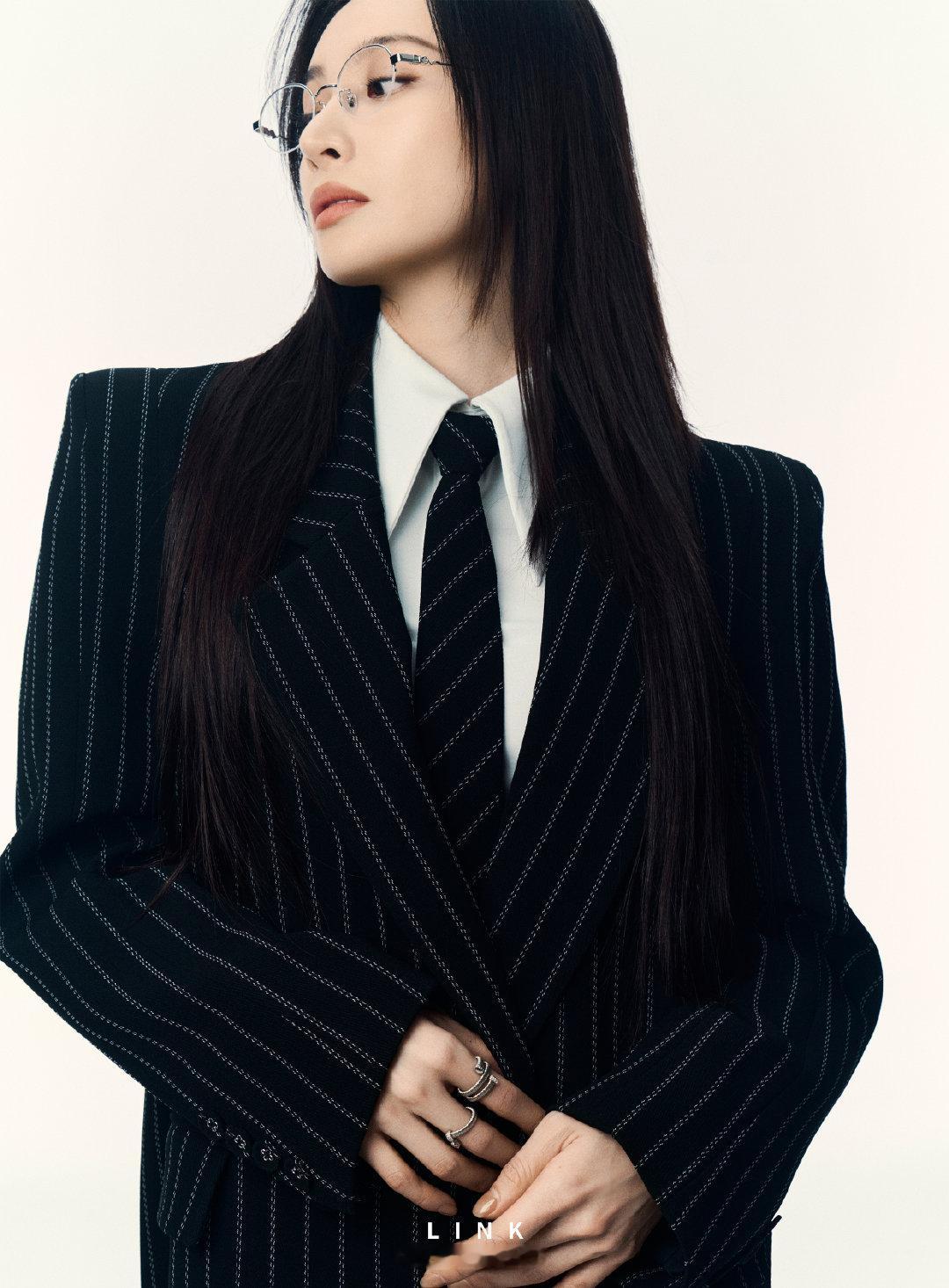 隆妮让高智文女主有脸了谁被隆妮杂志表现力惊艳到？冷调光影下，黑纱裙藏柔媚，西装杀