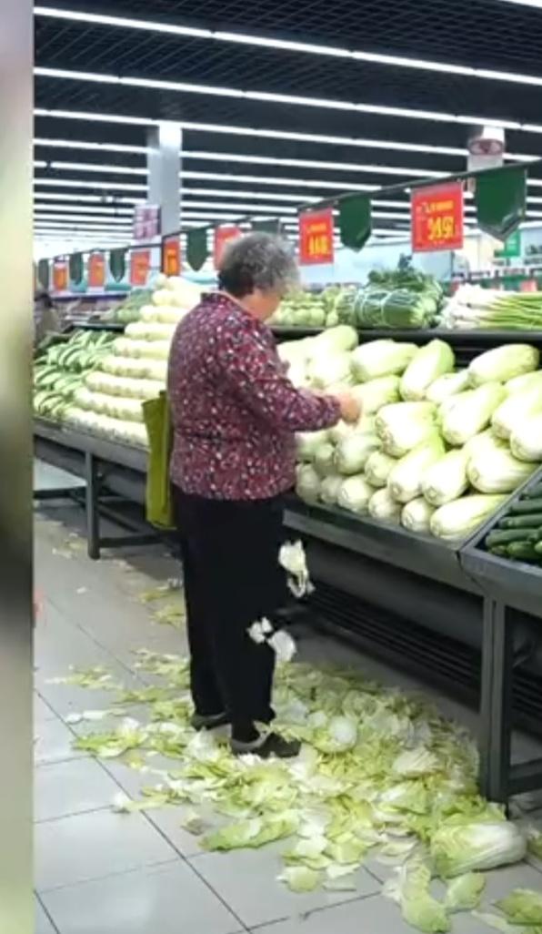 这样的视频，从头至未没有半点正能量，妥妥的一位为老不尊、飞扬跋扈、目无法纪的老人