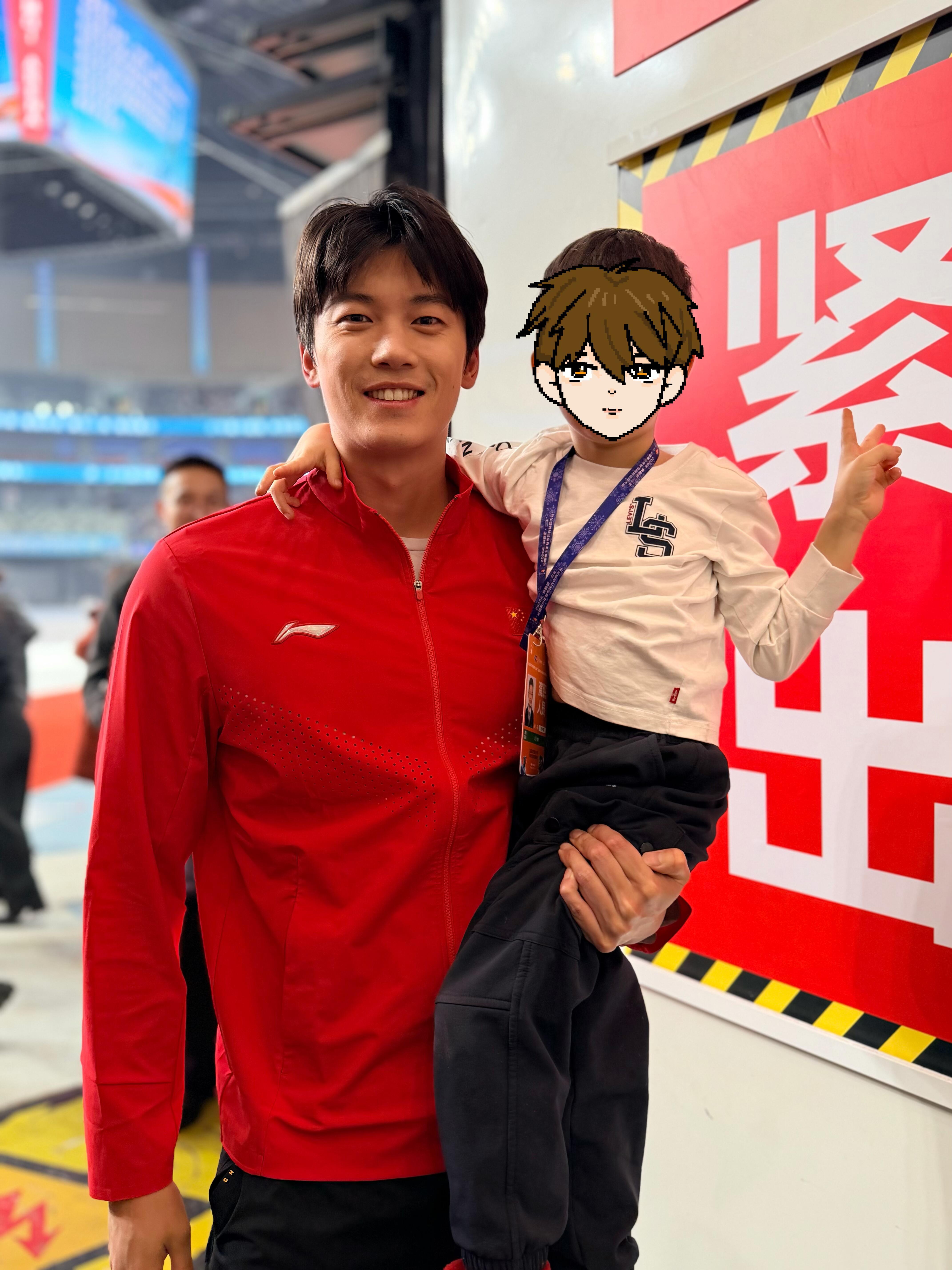 单手抱娃的顺顺汪顺