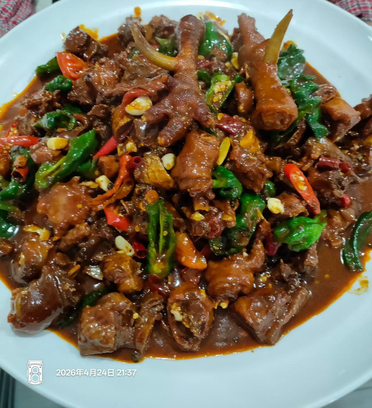 色香味俱全。看一看这小拐鸡🐔，这是我们山东的炒鸡，很像枣庄辣子鸡🐔。哪里的辣