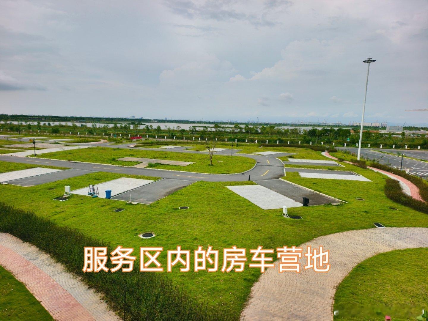 珠三角发展纵横观察录 有拱廊特色和3楼观景天台的特色服务区→，左观大湾区体育场馆