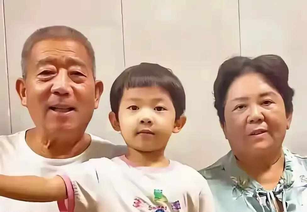 67岁生女被骂7年后，他在父亲节只说了，评论区瞬间安静了。

父亲节这天，鲁城的