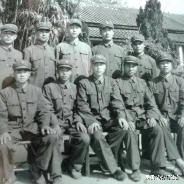 一位网友发了一张老照片，他说这是1975年指挥排战友们的合影。我感觉这张老照片应