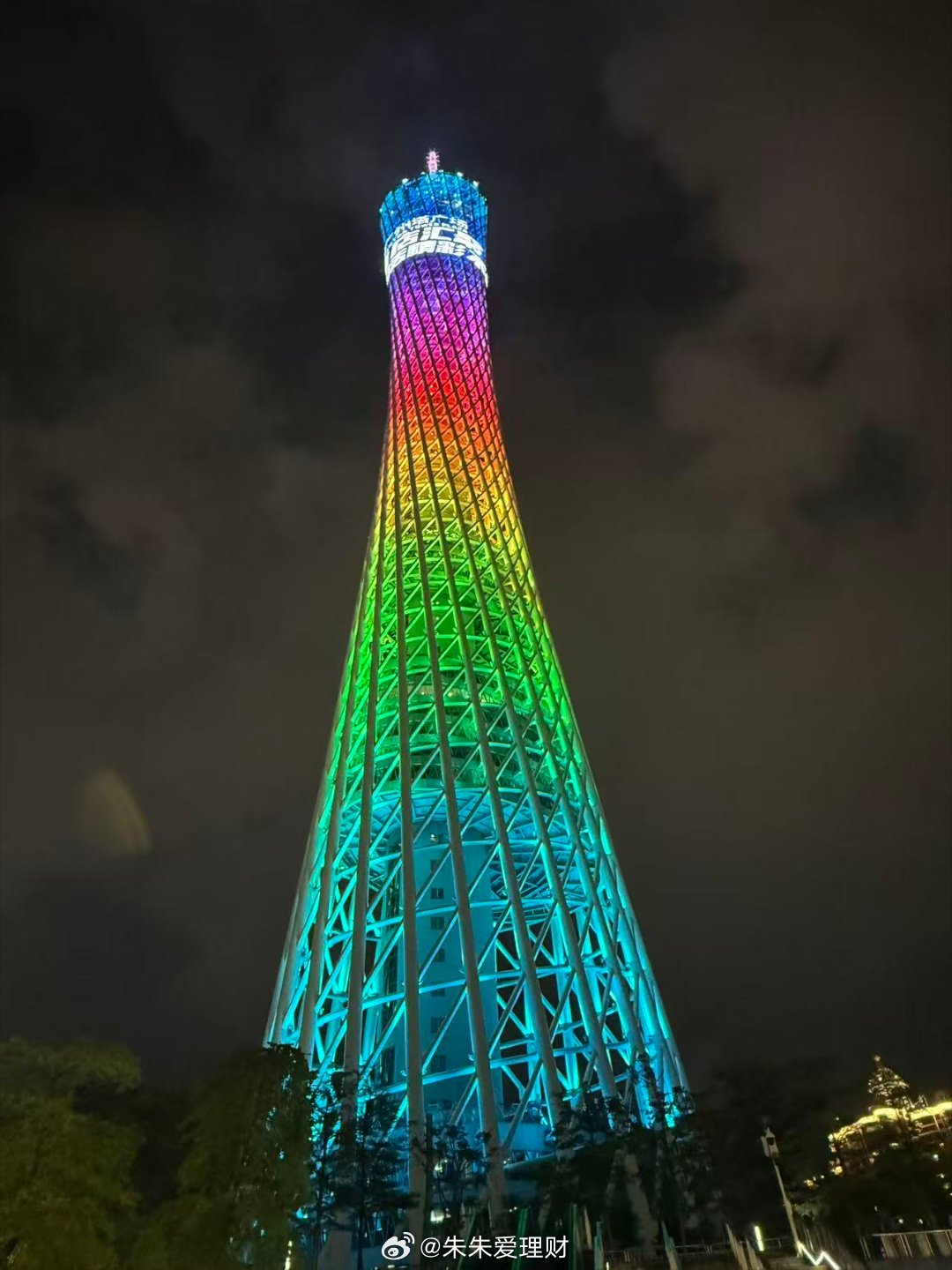 A股：今天大涨的原因找到了。原因一，今天大涨的方向是前期跌的很深的“老登”板块，