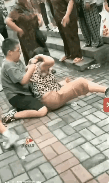 10 岁男孩当街暴扯母亲头发：这一跪，撕开了多少家庭“溺爱”的遮羞布？

街头的