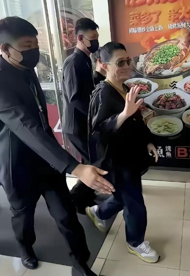 谁能想到男神这么矮？[捂脸][捂脸]
据说五一在南京路演被拍到，官方身高174c