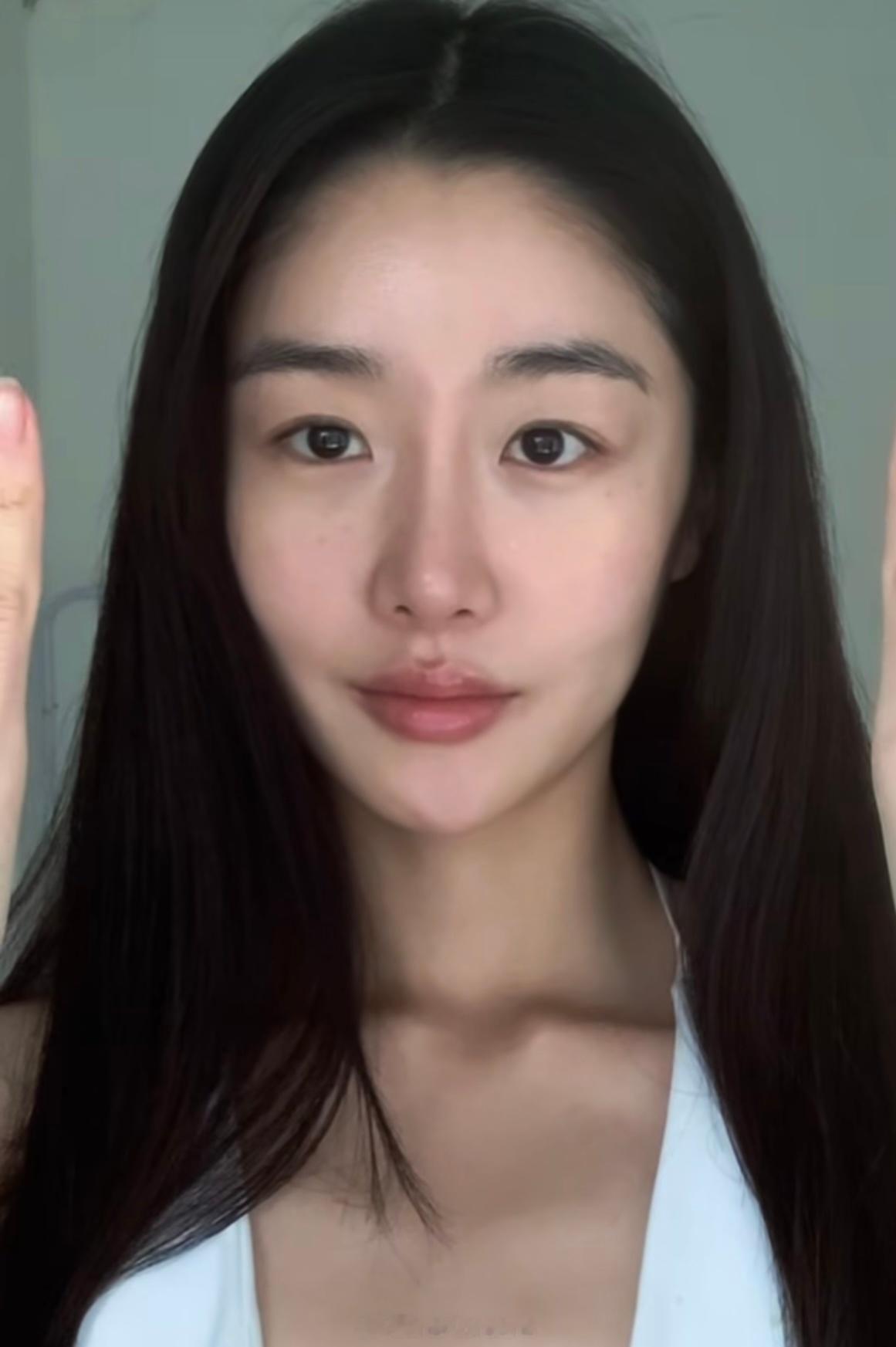 韩国女生五官不华丽，也不立体，像小白花像一张白纸，很干净，很清爽这个女生身材身高