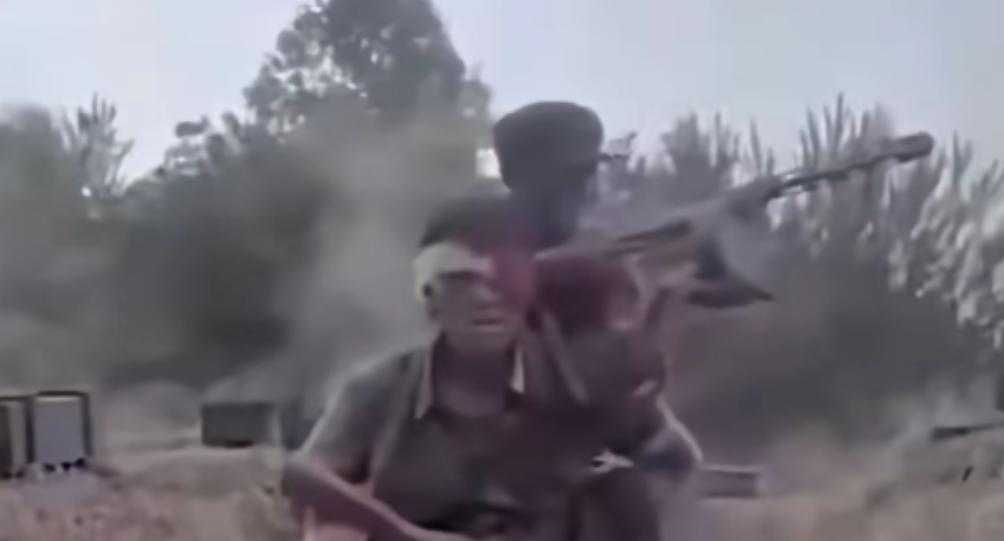 1952年11月4日，上甘岭537.7高地北山。一个22岁的志愿军战士左眼球被手