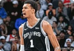 22胜7负高居西部第二的马刺，队内10大球星和非卖品为:

1、法国中锋文班亚马