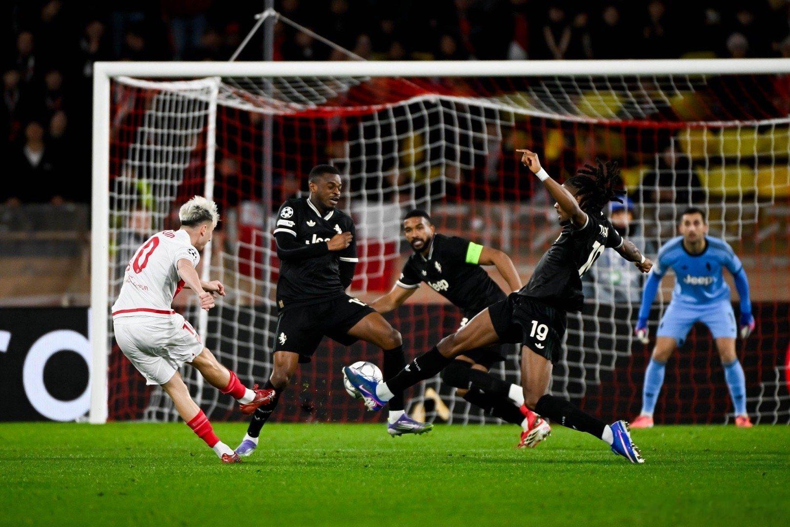 讲真，你妇上半场踢得不好，轮换了大半个队还是继续踢高压失误太多了，摩纳哥的身体对