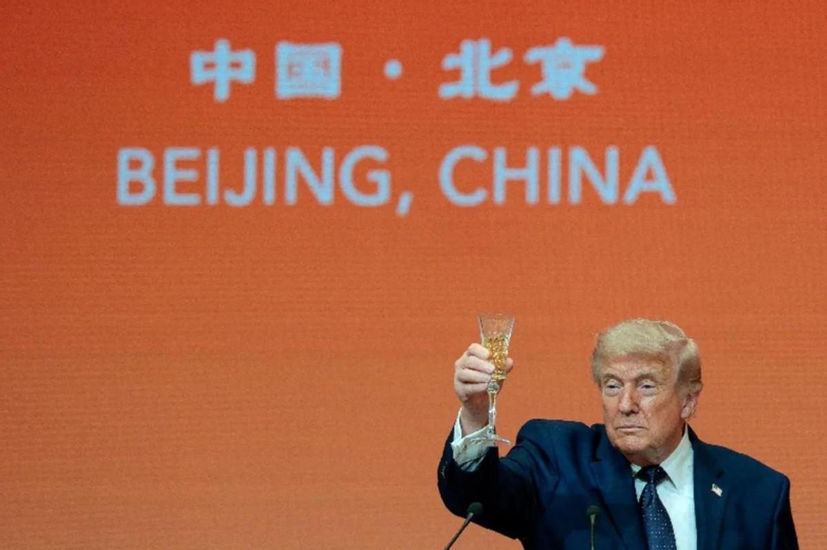 就在他忙着在北京谈合作、见嘉宾、拍合影的这几天，美国国内的老百姓正盯着超市价签发