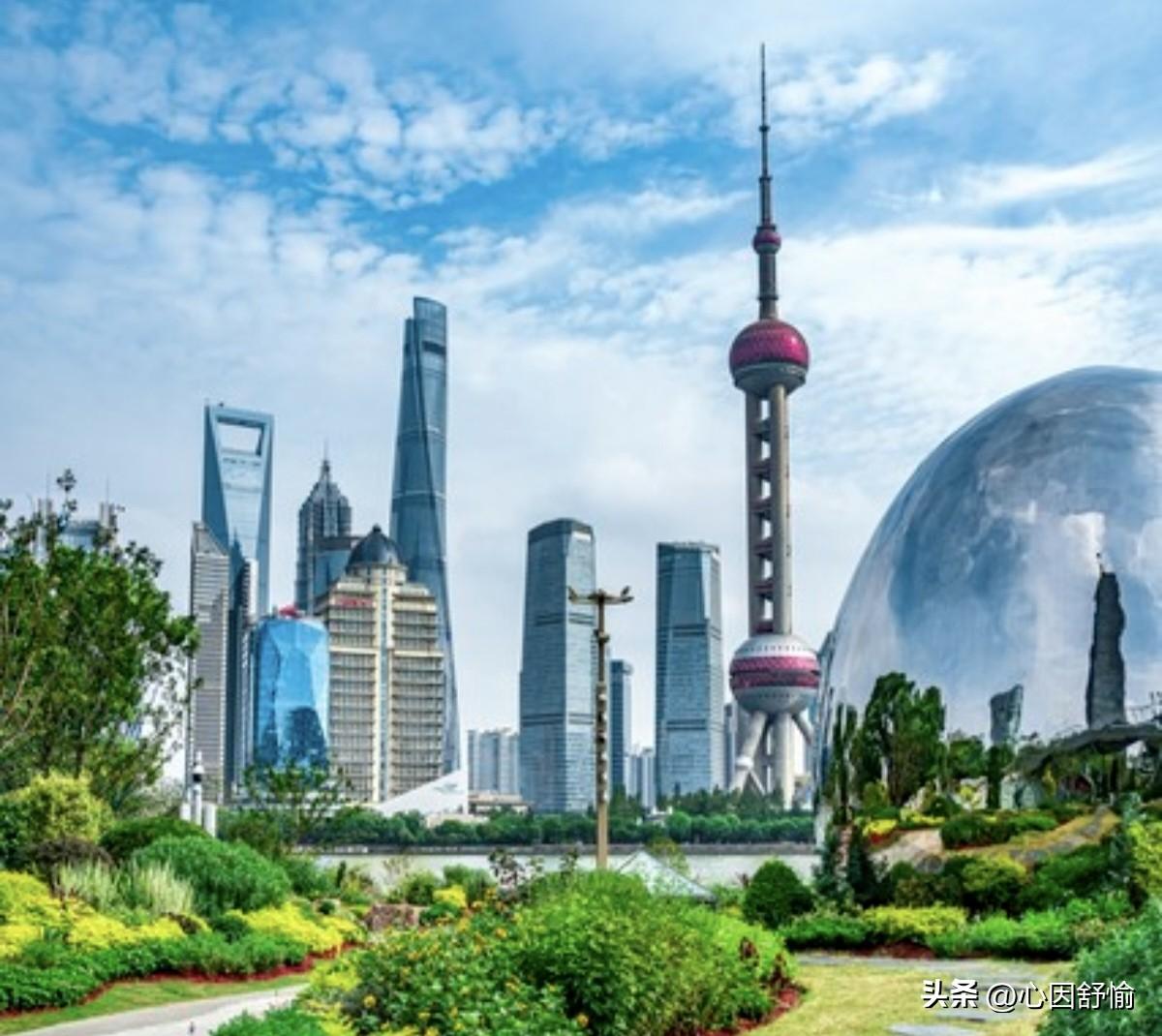 黄浦江的风将摩天楼宇的壮阔与梧桐老巷的温婉揉合，漫步外滩解锁百年风云，豫园藏尽江