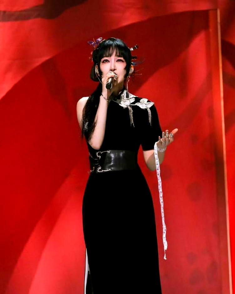都说王濛是喝上头了才去乘风破浪，结果人家转头就把尚雯婕和萨顶顶请来了，隔壁组脸都
