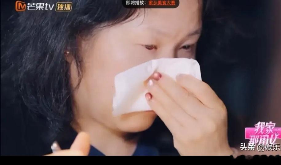 很多人一开始评判张家齐，觉得她对待母亲的态度略显冷淡，甚至贴上不孝顺的标签。随着