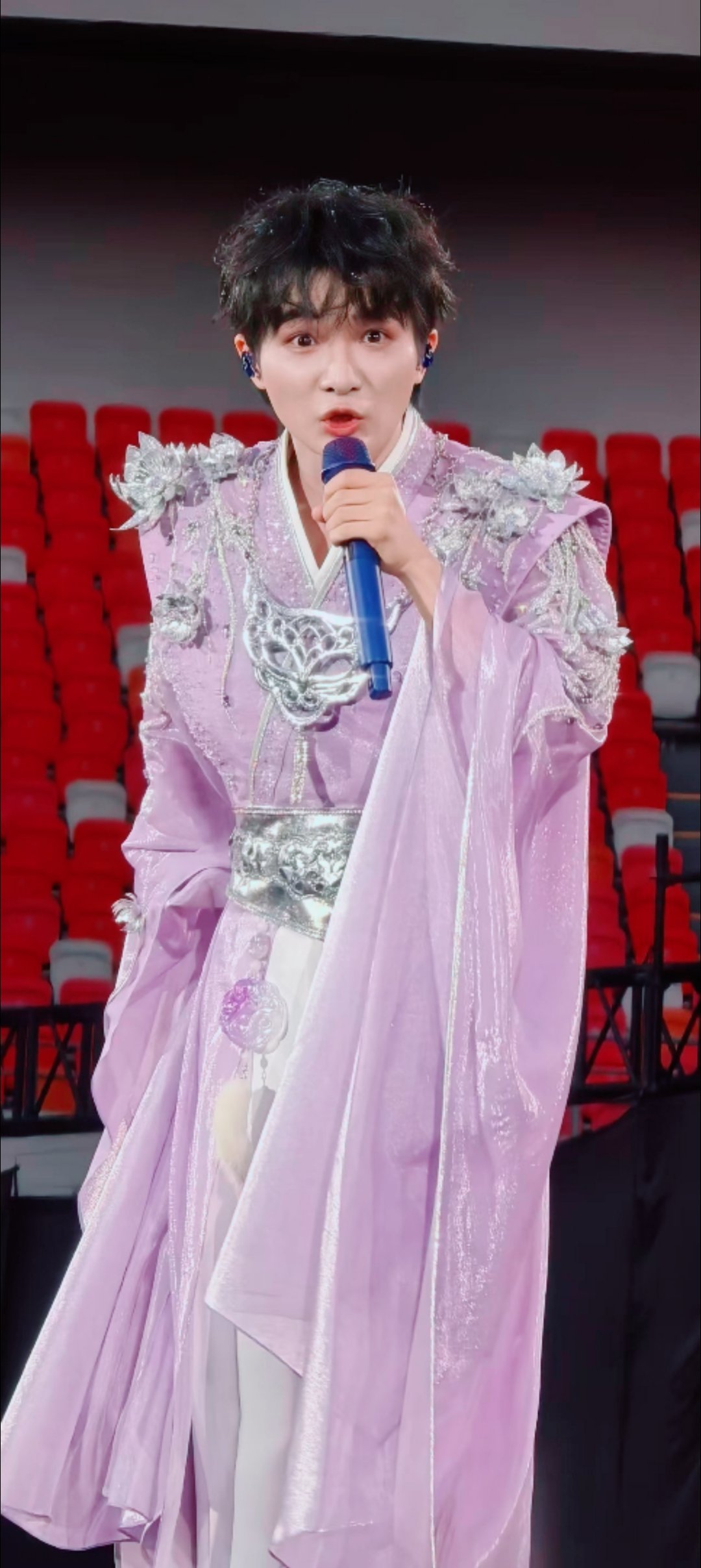 周深周深郑州演唱会周深最喜欢吃的面 领导也太萌啦 