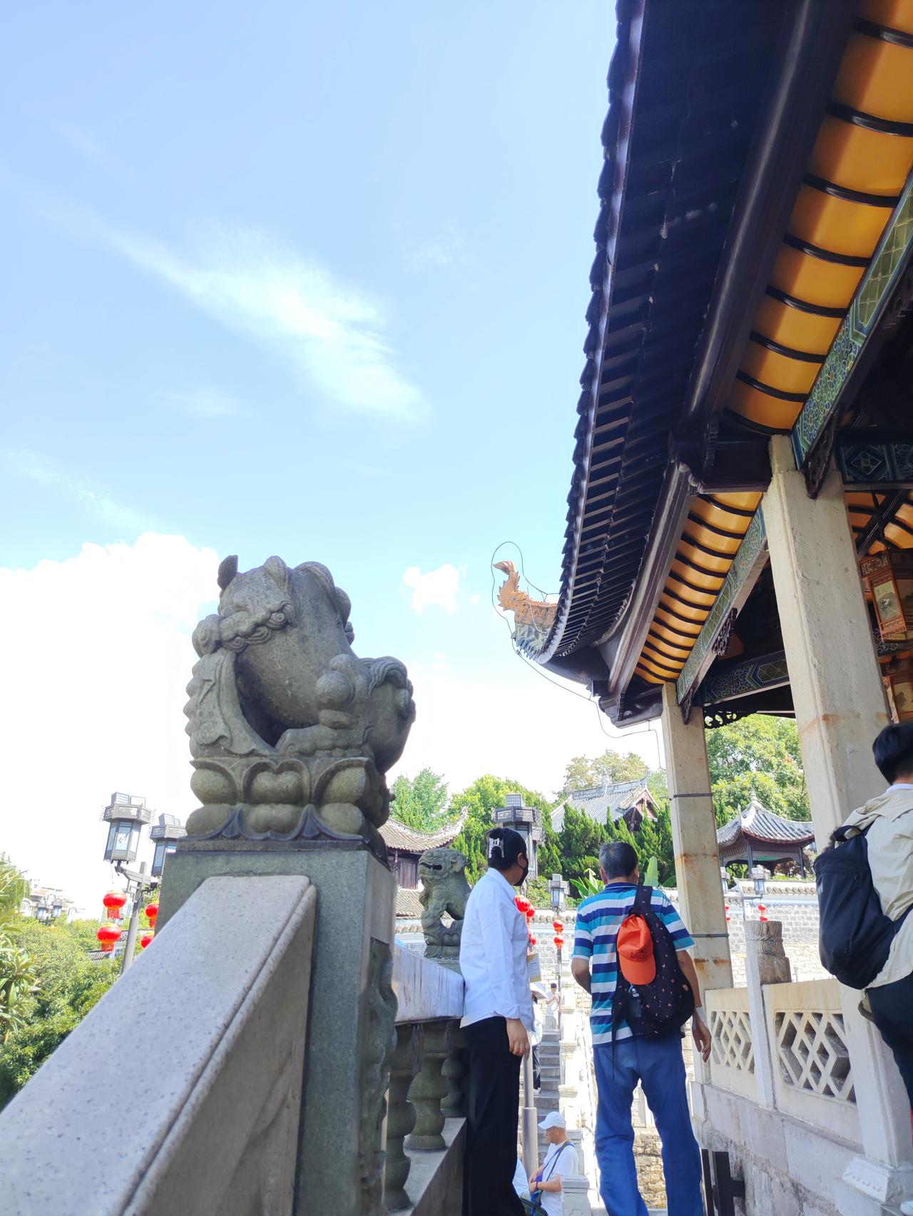 【哲理警句】：低头是智慧，谦卑是力量；内敛锋芒，方能行稳致远。