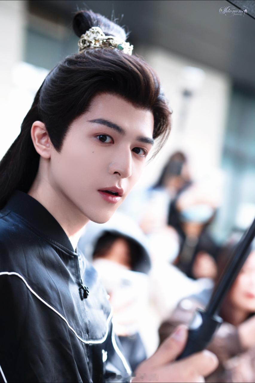 尹浩宇今天何不同舟渡首次出工，饰演男二章月回，出妆半小时霸榜泰趋前三。今天还获得