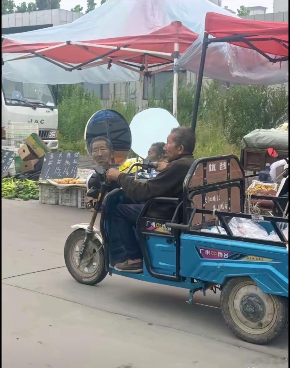 大爷还挺注重形象 