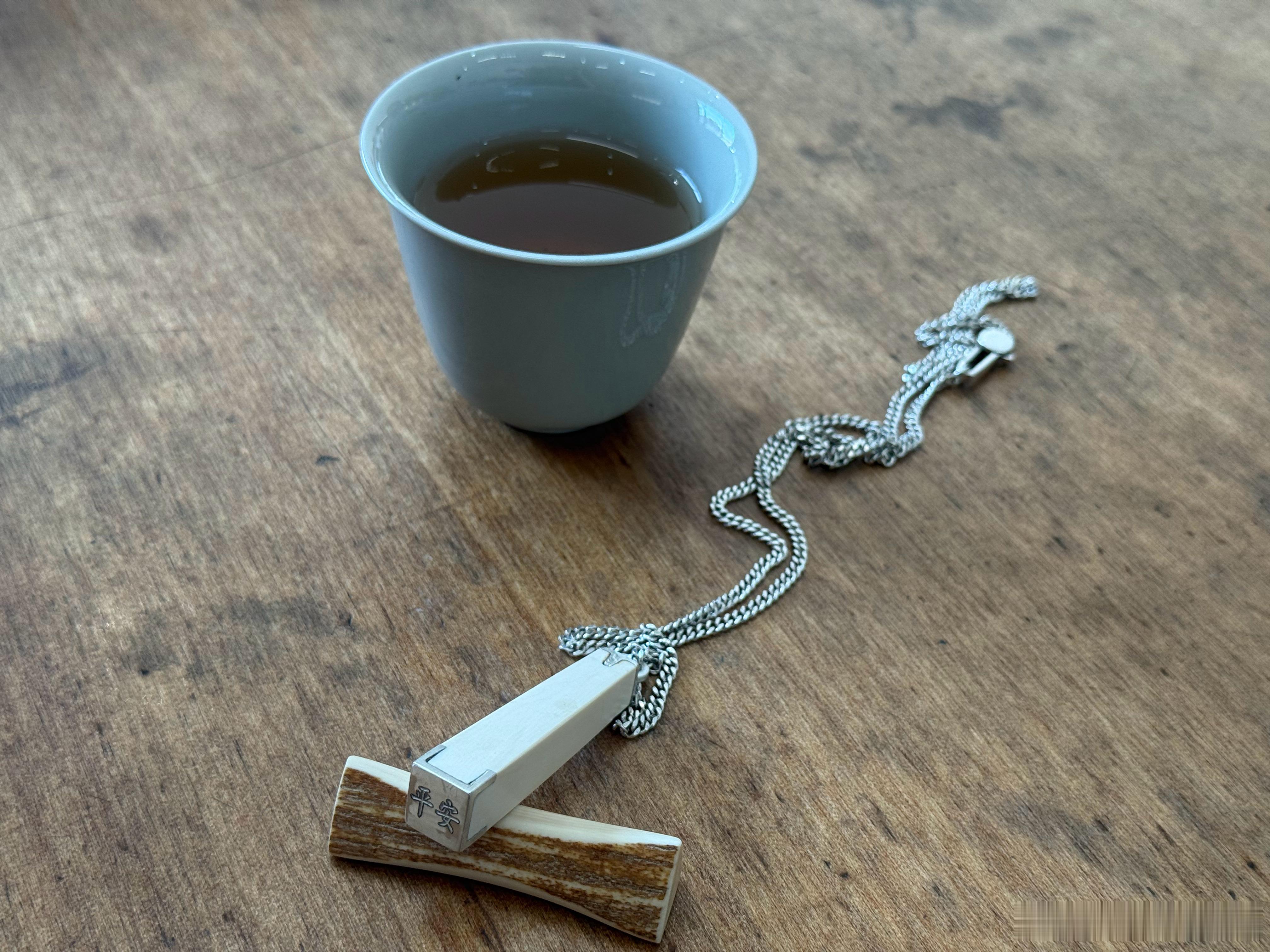 这一生，我们好像总在赶路。追着旁人的脚步前行，按着世俗的标准苛求自己，遇到失意便