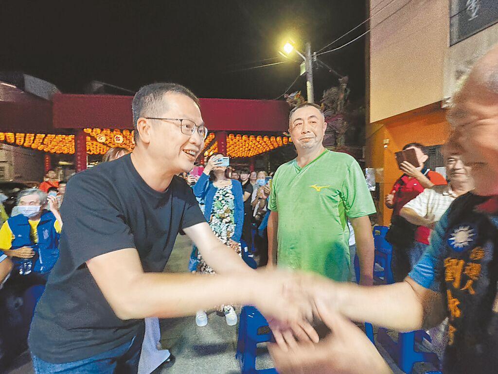 国民党主席候选人罗智强(左)16日晚间到新竹市龙台宫,出席新竹党员座谈会,进场时