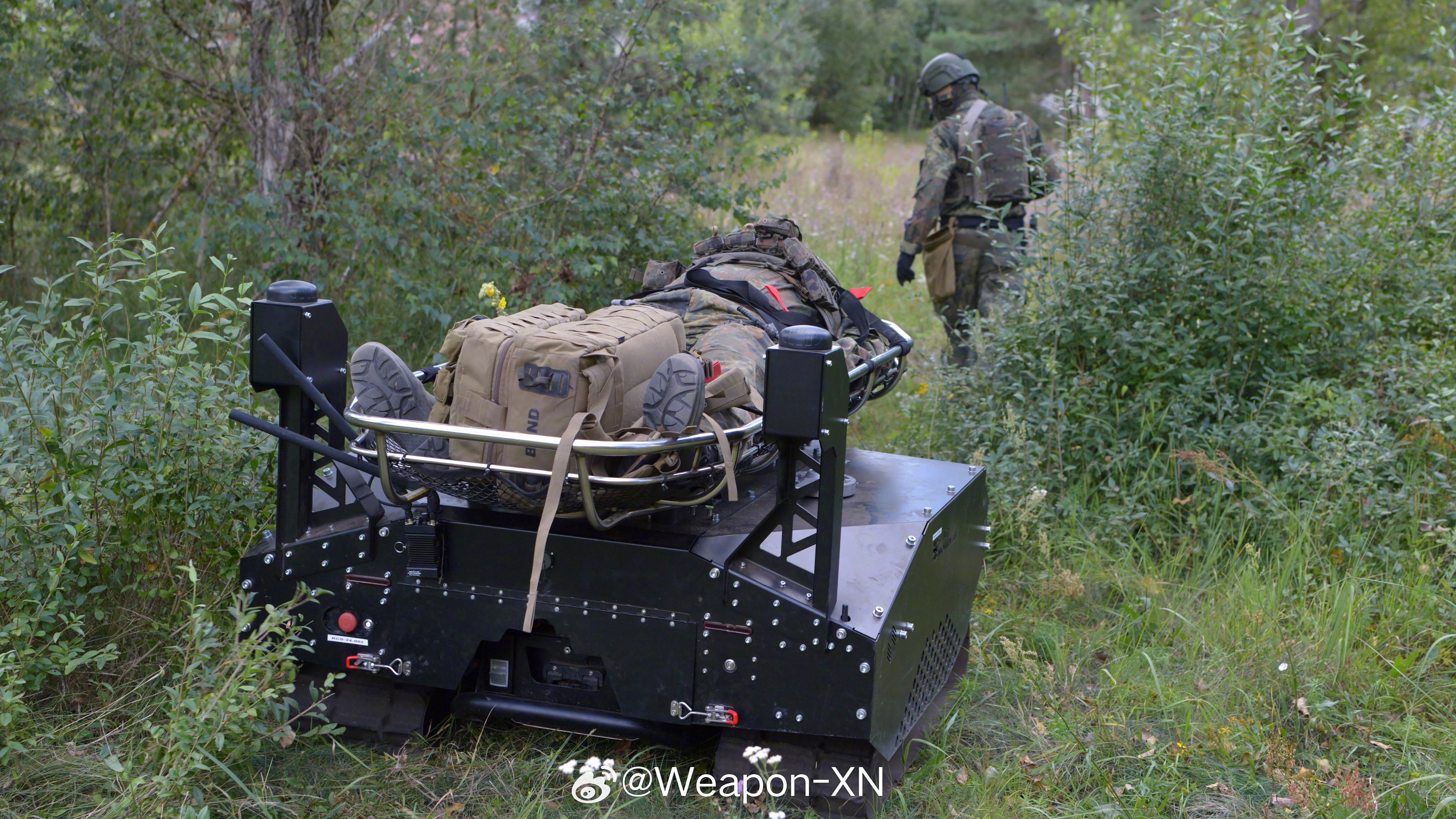 #兵器影像[超话]# 德军第31伞兵团测试运送伤员的机器人，其最大载荷可达500