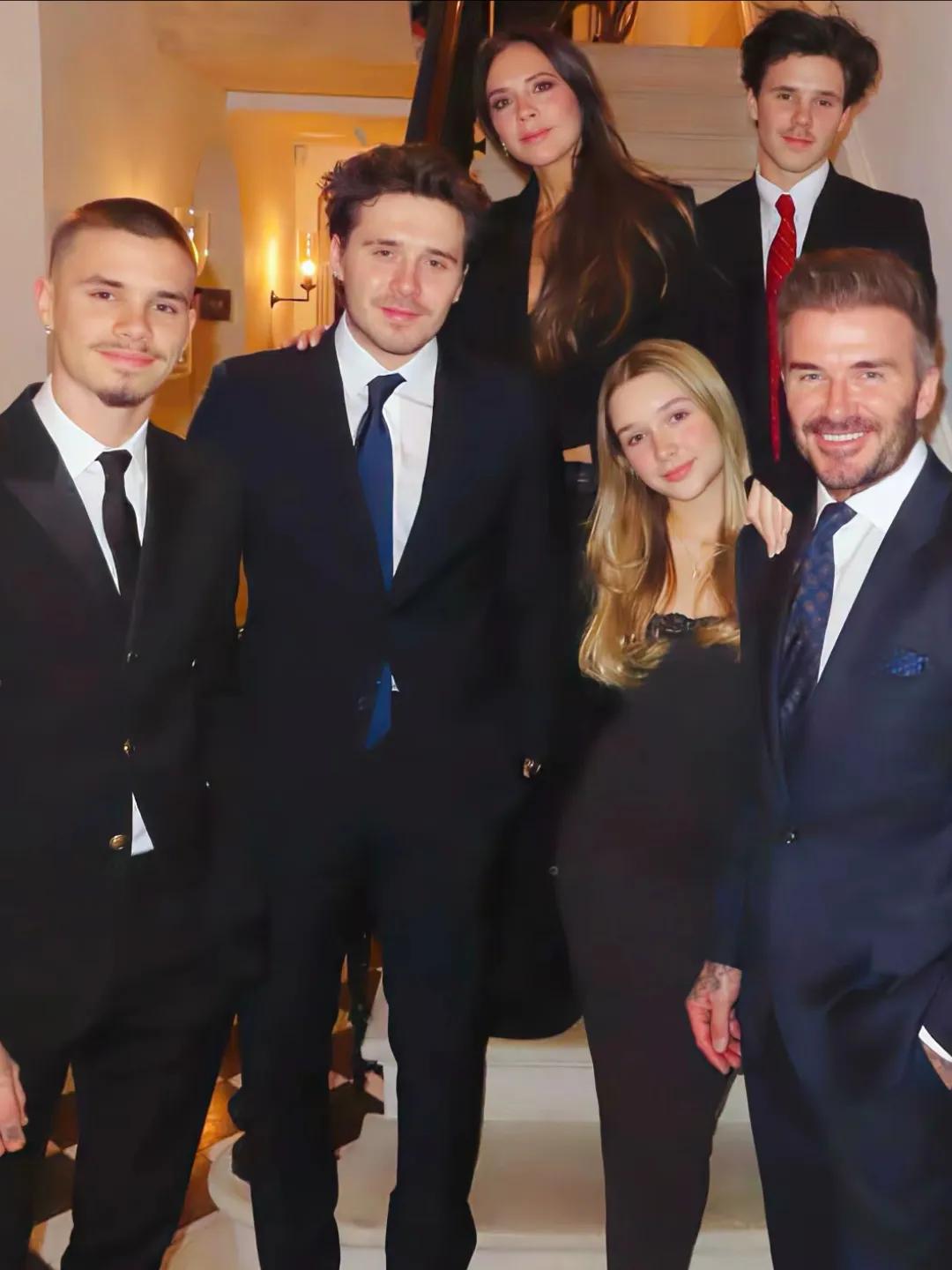 英国母亲节，贝克汉姆一家合照，贝克汉姆带着孩子给贝嫂过节日，这一家颜值好高啊！三