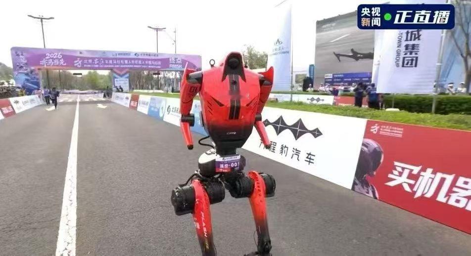 真的会为国产技术热泪盈眶！荣耀机器人打破人类半马纪录 作为全球首个参赛的手机终端