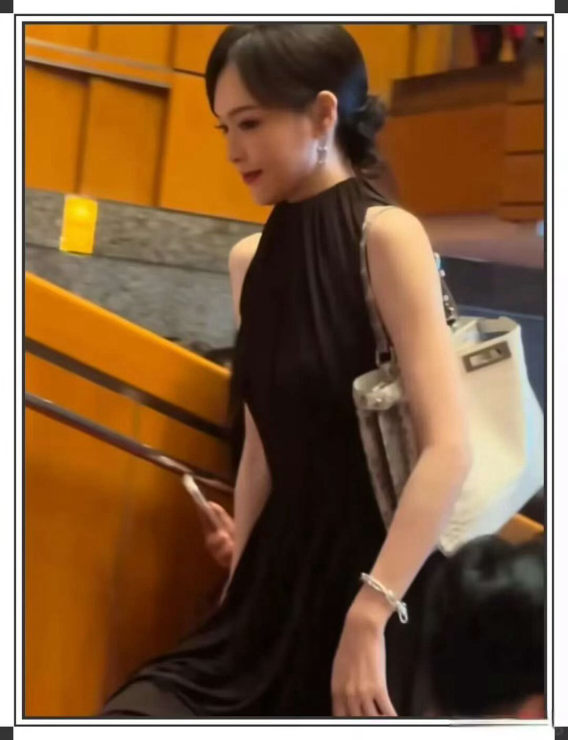 唐嫣现身女儿艺术节，一身行头价格超百万，罗晋贴心陪同好低调！ 