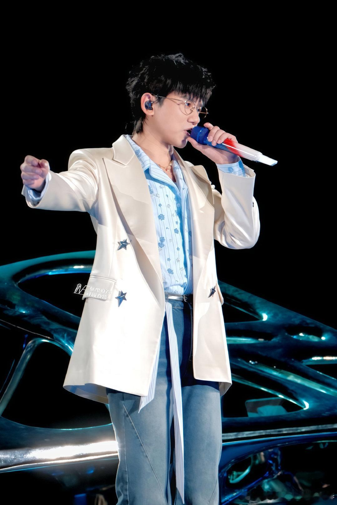 张杰演唱会回应争议张杰澳门演唱会体验感拉满的秘密：舞台直达观众席，近距离互动+同