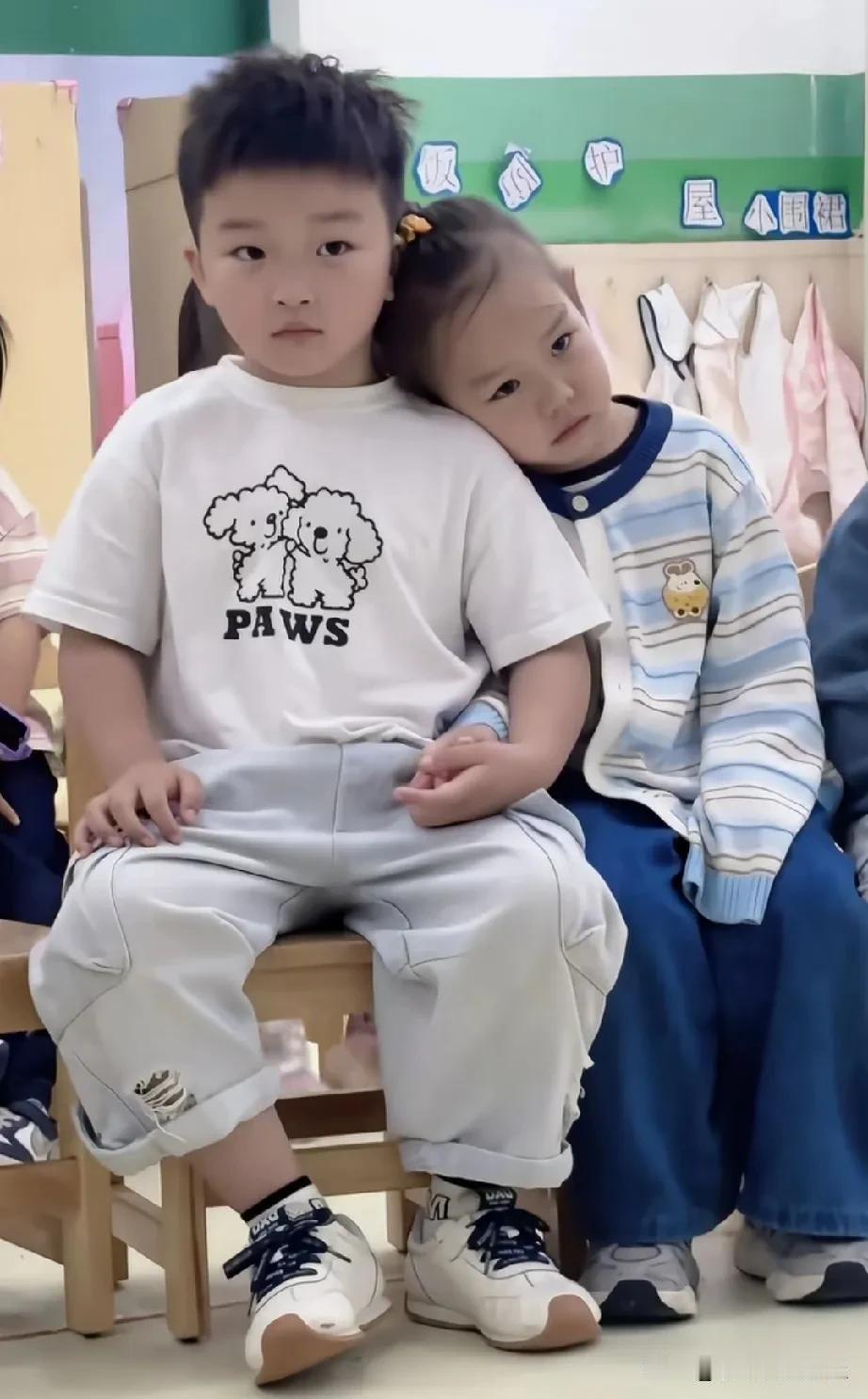 这小子上幼儿园就达到了人生巅峰啊，不过看着还蛮帅的啊，大大的眼睛，白白的皮肤，颜