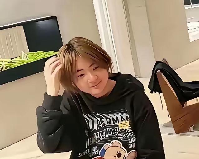 徐峥和陶虹的女儿，长相上没能复制妈妈那份精致的五官，倒是更像爸爸徐峥——圆圆的小