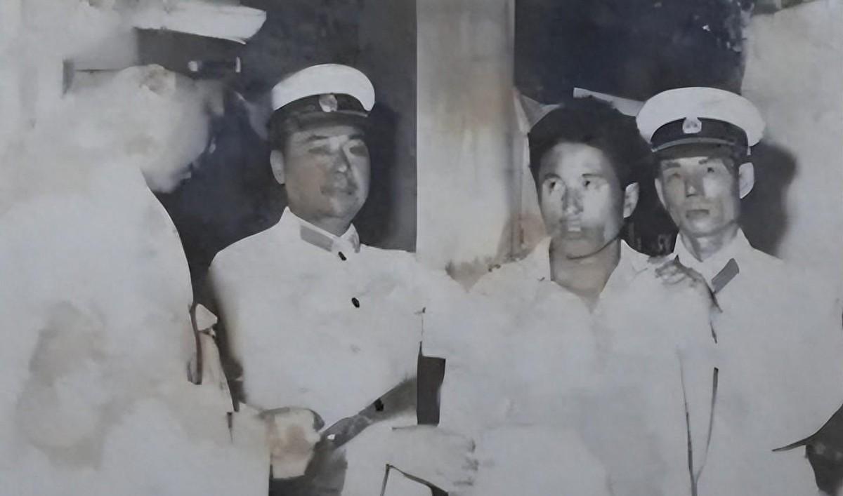 1983年河南万人公审现场，恶魔刘国胜被枪决前高喊要杀赶紧杀令人震撼！
1982
