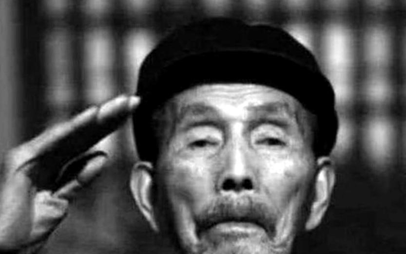 1988年，在云南边陲的一座小村庄里，一位白发苍苍的老者颤巍巍地倚着孙儿的臂膀，