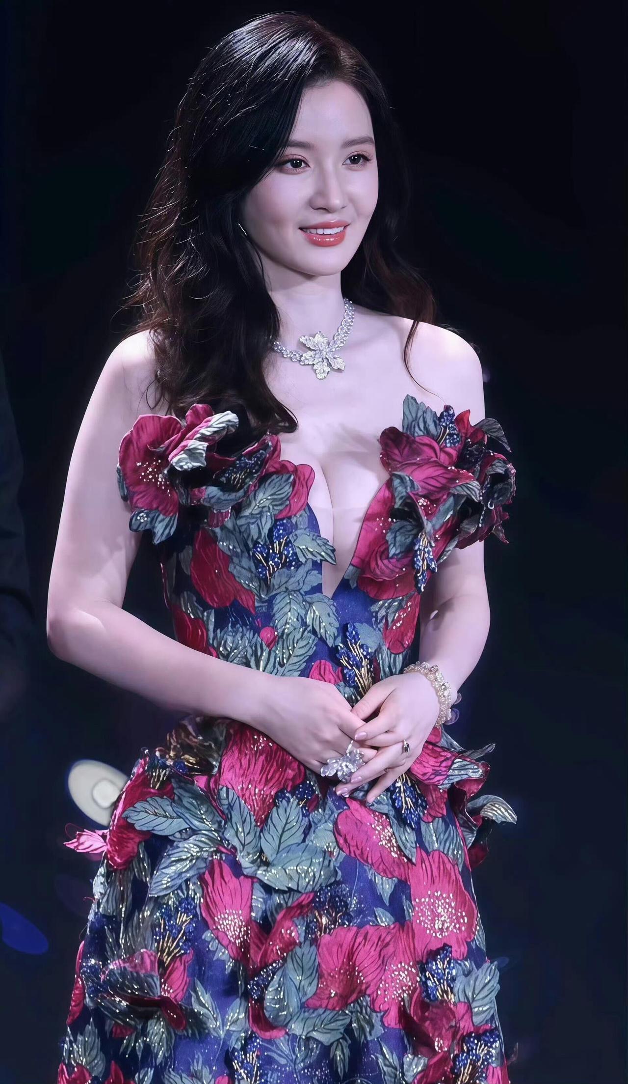 说实话，张萌输在太把观众当“念旧”的人了。
她以为，楚乔传第一部的热度能撑起第二