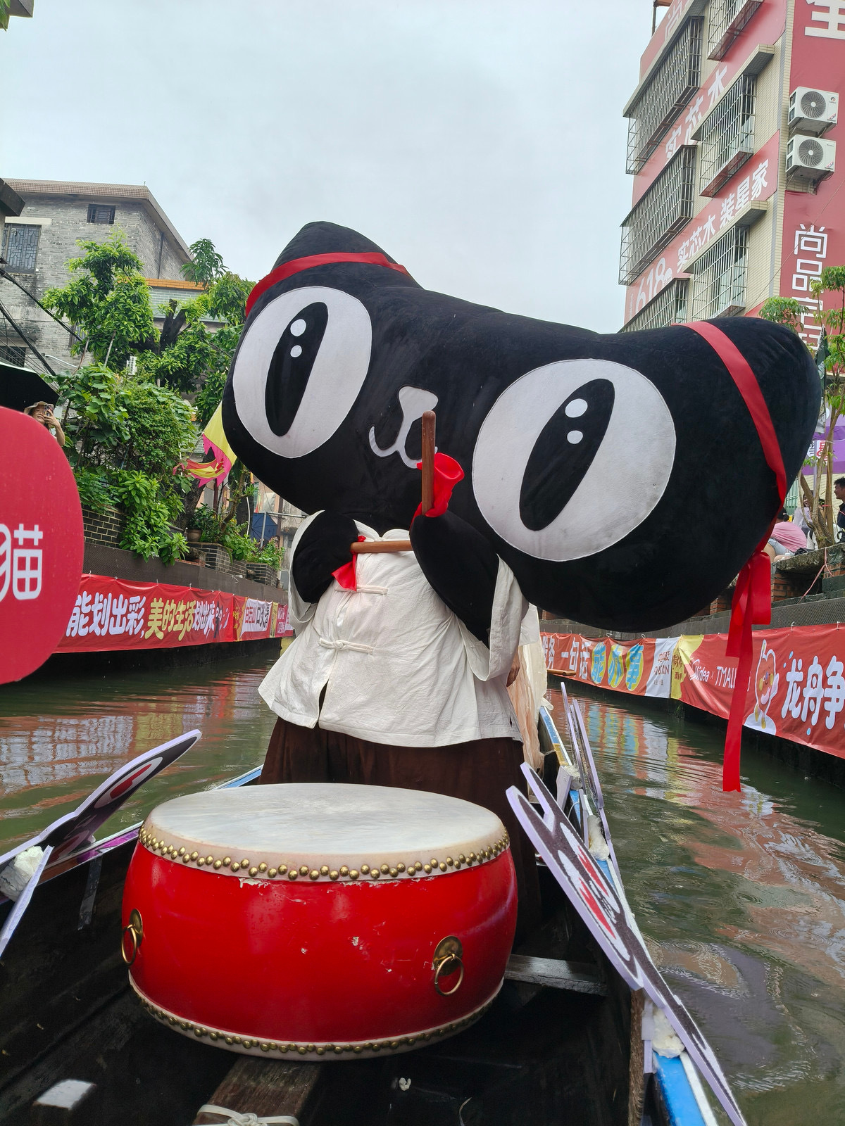 佛山龙舟赛场小猫美美观赛佛山叠滘龙舟赛太热闹！岸边能免费领天猫美的联名雪糕。定制