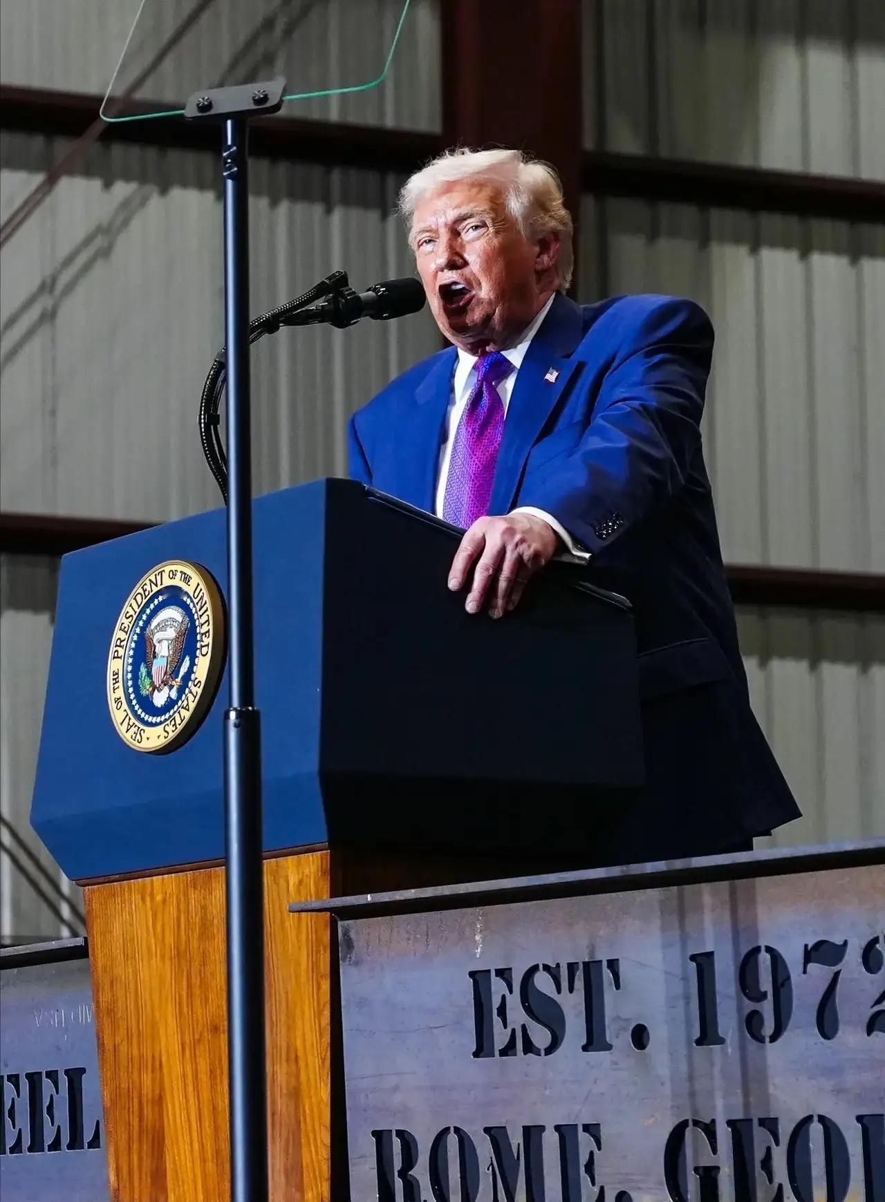 太阳真是打西边出来了！
一向把“美国优先”挂在嘴边的特朗普，竟然在华盛顿猛夸起中