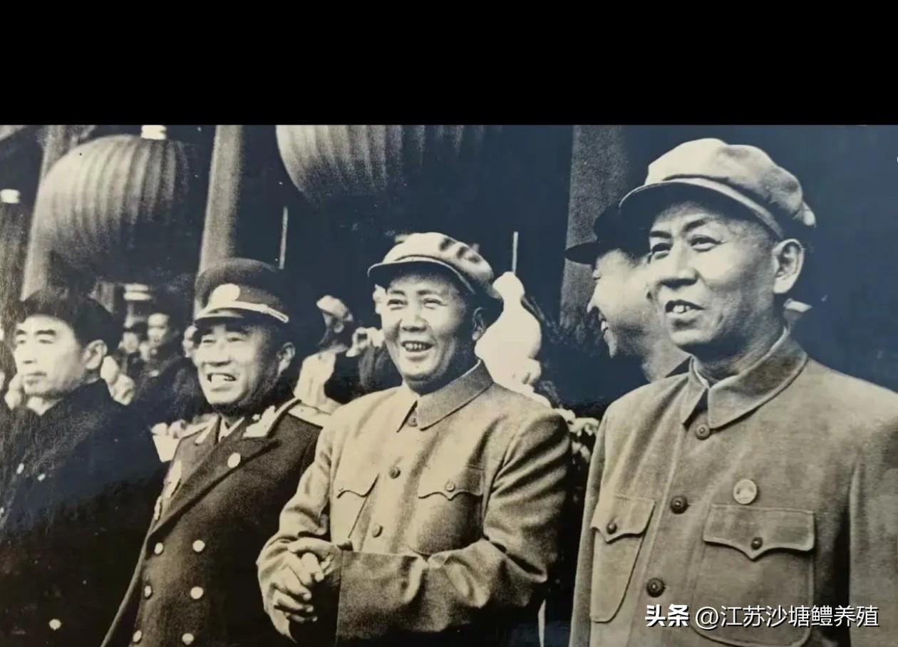 人民心中的四位伟人站在天安门城楼！
四位伟人同框，
面带笑容，
精神抖擞，
气宇
