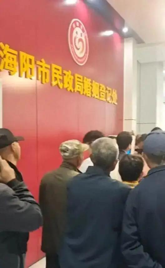 山东烟台海阳市的民政局可热闹了，一群白发苍苍的老夫妻排着队补办结婚证。不知道的还