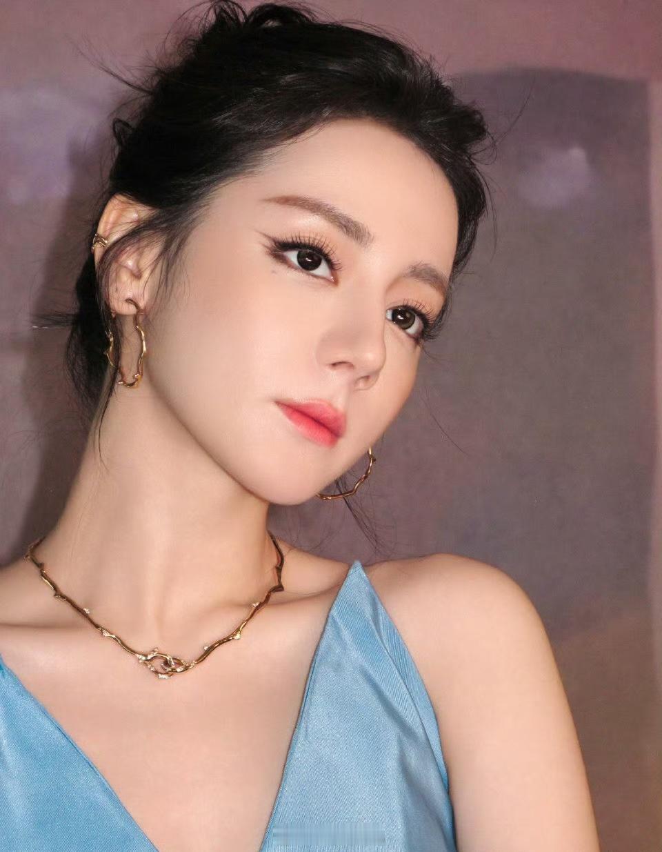 热巴太美了，精致的像芭比娃娃美出一种神性，美成这样又是谁的一辈子迪丽热巴金刚发型