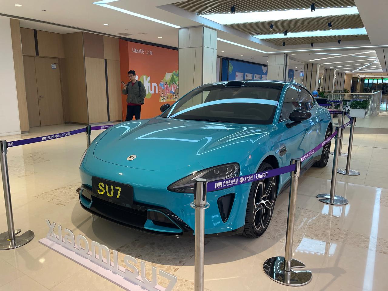 小米SU7展车越来越多了，今天在上海杨浦悠方商场看到了实车，海湾蓝MAX版本，谈